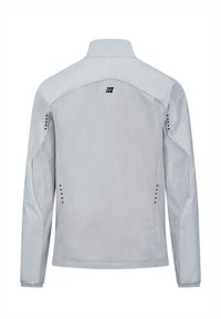 Hellgraue Outdoor-Jacke mit Stehkragen, langen Ärmeln und perforierten Details an Schultern und Seiten zur Belüftung.