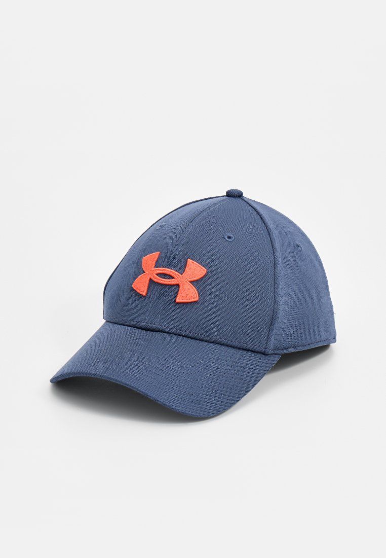 Blauer Hut aus strukturiertem Stoff, gebogenem Schirm und einem großen orangefarbenen Under Armour-Logo auf der Vorderseite. Verfügt über sechs Belüftungsöffnungen.