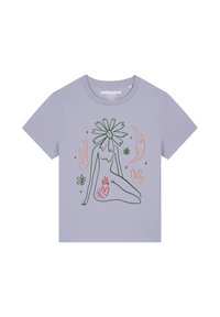 Lila katoenen t-shirt met een lijntekening van een zittende figuur met een bloem als hoofd, omringd door sterren en abstracte vormen.