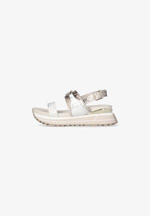 Sandal con fasce metalliche argento, parte superiore testurizzata, fibbia regolabile e una suola spessa e imbottita di colore beige con un motivo di battistrada.