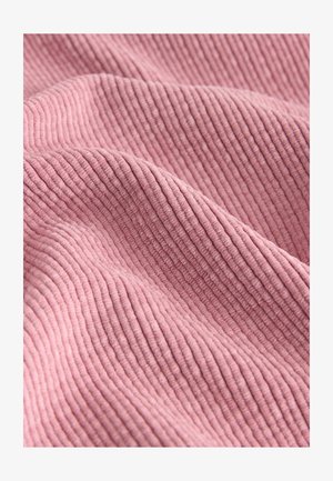 Texturerat rosa tyg med vertikala räfflor, som skapar ett mjukt och lätt vågigt utseende; materialet verkar plyschigt och taktilt.