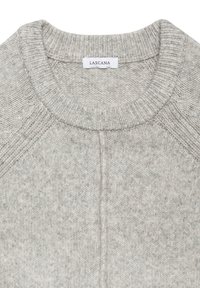 Hellgrauer, gestrickter Pullover mit ribbeltem Rundhalsausschnitt. Verfügt über ein strukturiertes Muster und Raglanärmel. Das Etikett trägt die Aufschrift "LASCANA."