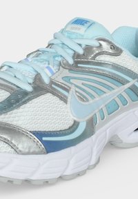 Απαλό γαλάζιο και λευκό αθλητικό παπούτσι Nike Air Zoom με ασημένιες λεπτομέρειες και υφή από πλέγμα, ορατά κορδόνια και μαξιλαρωμένη σόλα.