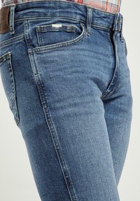 - Jeansy Slim Fit