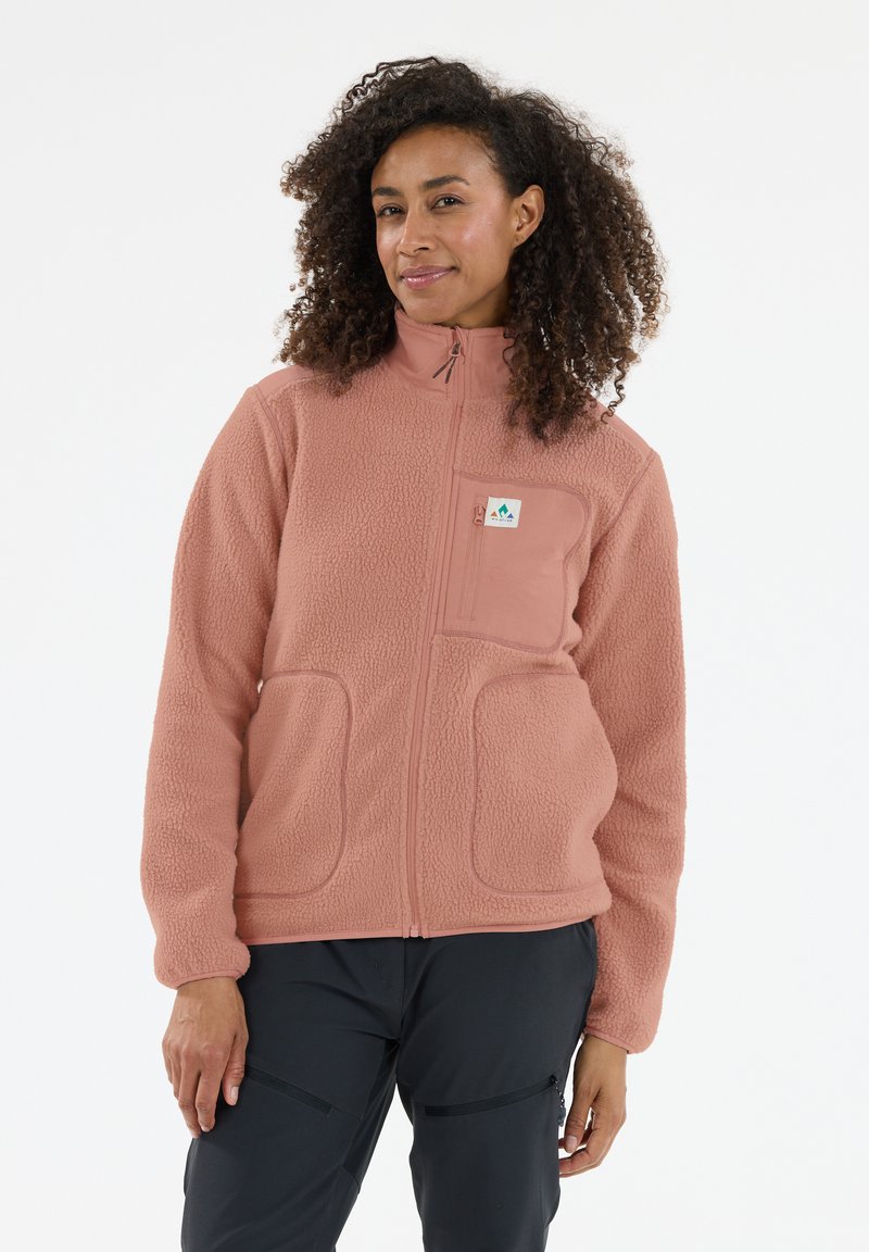 Fleece jack met een zachte, stoffige roze kleur, voorzien van een hoge kraag, ritszakken en een klein logo-embleem. Stevige textuur met twee voorzakken.