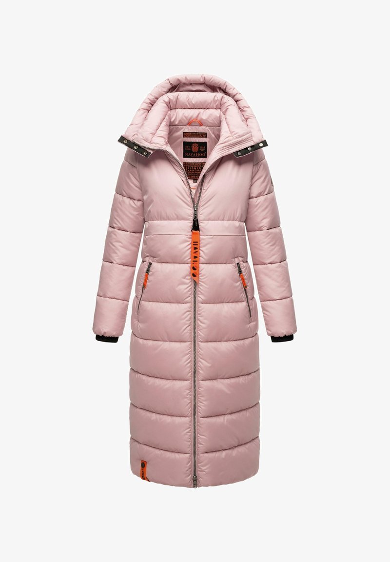 Lang, pink pufferjakke med høj krave, lynlås foran, sidelommer og kontrastfarvet orange lynlås. Har ribbede manchetter og kviltet tekstur.