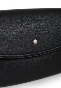 Czarna teksturowana skórzana kopertówka z gładką przednią klapą, z okrągłym metalowym zapięciem w kolorze srebrnym i kontrastującymi detalami stębnowania.