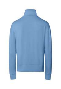 Ljusblå tröja med hög krage, långa ärmar och en slät yta. Har en avslappnad passform med en rak fåll vid midjan.