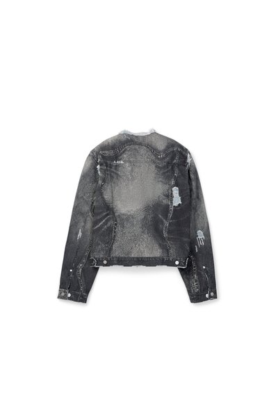Veste en denim noir délavé avec des détails usés et des bords effilochés, vue de dos sur un fond blanc.