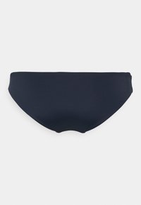 Námornícky modré bikiny s nohavičkami, vyrobené z hladkého materiálu, majú nízky strih s bezšvovým zakončením a bez viditeľného hardvéru alebo vzorov.