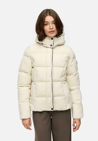 Doudoune crème avec un design matelassé, des finitions noires et une capuche. La veste est dotée d'une fermeture éclair à l'avant et de poches latérales.