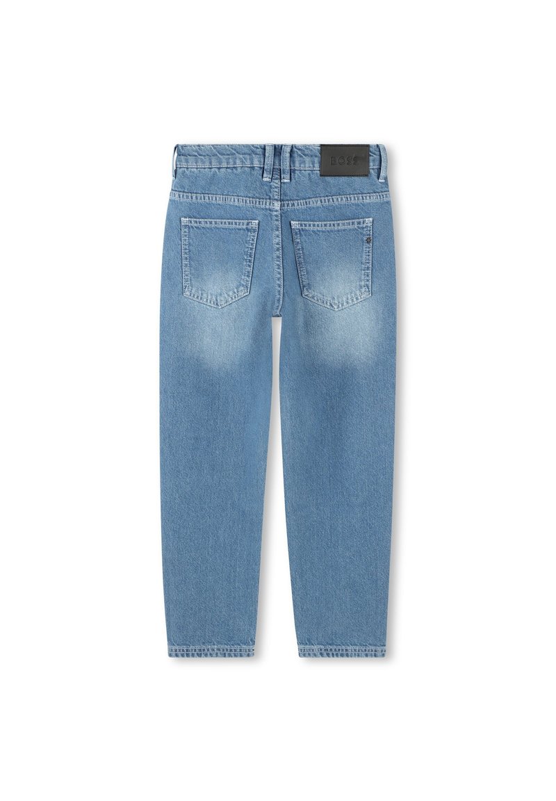 Jeans in denim blu chiaro con una vestibilità dritta, dotati di due tasche posteriori, un'etichetta in pelle nera sulla vita e una texture sbiadita.