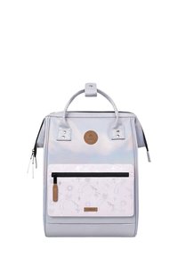 Translucenter grauer Rucksack mit zwei Griffen, einer vorderen weißen Reißverschlusstasche mit einem schwachen Handmuster und einem runden Logo-Akzent.