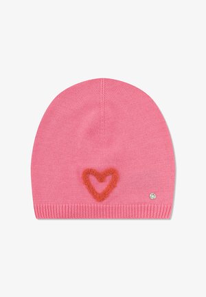Roze gebreide muts met geribbelde rand, met een pluizig rood hart geborduurd vlakbij het midden en een klein metalen klavertjevier labeltje aan de onderkant rechts.
