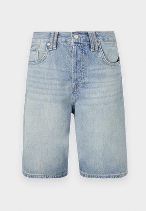 Lyseblå denim shorts med klassisk snitt, fem lommer, glidelås foran og metallknapplukking. Har falmede områder og sydd sømmer.