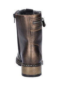 Bottine métallique marron avec fermeture éclair, finition texturée et semelle de couleur marron clair contrastante. Présente des coutures décoratives et une boucle.