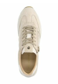 Sneaker in suede beige con lacci tono su tono, zip sul lato, accenti bianchi, punta rotonda e suola testurizzata. Logo del brand visibile vicino ai lacci.