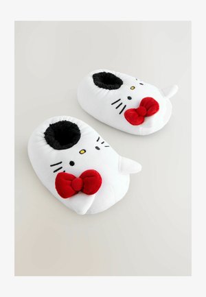 Biele plyšové papuče s čiernymi akcentmi, so vzorom mačacieho tváre, červenou mašľou a jemnou textúrou. Okrúhly tvar so zaoblenými hranami.