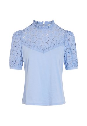 Camicia azzurro chiaro con maniche corte a sbuffo in pizzo, giromanica in pizzo con motivo di ritagli circolari e collo alto arricciato con chiusura posteriore a bottoni.