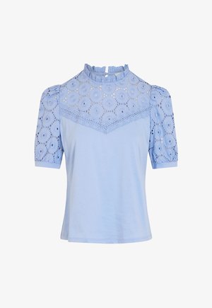 Lichtblauw blouse met korte, geplooide kanten mouwen, kant inzetstuk met rond uitgesneden patroon en een gerafelde hoge halslijn met knoopsluiting aan de achterkant.