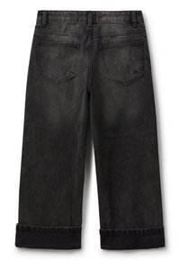 Culottes de denim negro con un acabado lavado, que cuentan con dos bolsillos traseros, detalles desgastados y dobladillos enrollados.