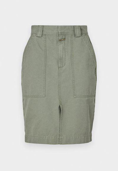 Jupe en coton kaki avec une coupe droite, deux poches avant, une fermeture éclair et des passants de ceinture. Texture lisse avec un léger éclat.