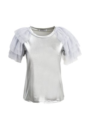 Zilveren top met korte mouwen en een glanzende afwerking, met witte tule ruches op de schouders en een ronde halslijn.