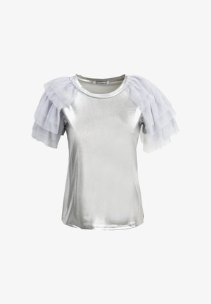 Camiseta plateada de manga corta con acabado brillante, con detalles de volantes de tul blanco en los hombros y un escote redondo.