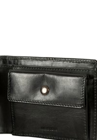 Portefeuille en cuir noir avec une texture lisse, fermeture à pression et une petite poche externe. Présente des coutures soignées et un logo en relief.
