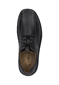 Černá kožená bota se hladkým povrchem, kulatou špičkou, švy jako dekorace a tkaničkami. Vnitřek obsahuje polstrovanou vložku se zdravotními detaily.