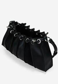 Bolso de piel negra con una superficie texturizada, que presenta un diseño fruncido y detalles de hardware en tono plateado, además de un asa resistente.