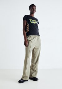 Levi's® Triko s potiskem - caviar