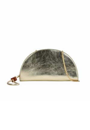 Bolso metálico dorado en forma de media luna con una correa de cadena dorada y una pequeña cuenta de madera en el asa lateral.