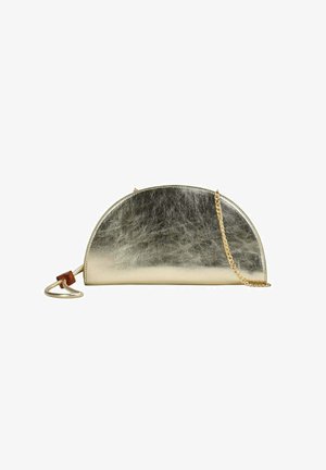 Bolso metálico dorado en forma de media luna con una correa de cadena dorada y una pequeña cuenta de madera en el asa lateral.