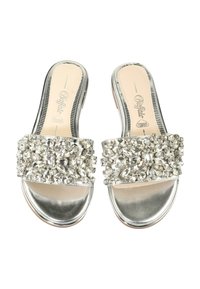 Sølv sandaler med bred juvelstropp som har klare, teksturerte rhinestones. Glatt metallisk fotseng og rund åpen tå-design.