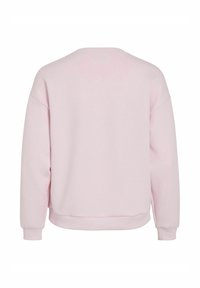 Svetlo roza majica s kapuco, sproščenega kroja, z rebrastim okroglim ovratnikom in dolgimi rokavi. Mekan material z gladko teksturo in brez vidnih vzorcev ali dodatkov.