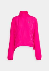 Różowa kurtka cropped z wysokim kołnierzem, pełnym zamkiem z przodu, długimi rękawami i białym akcentem logo. Gładki, lekki materiał o sportowym designie.