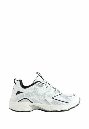 Bielo-sivá športová teniska s sieťovinovým materiálom, čiernymi detailmi, vzorovanými šnúrkami a hrubou podrážkou, zobrazená z boku na bielom pozadí.