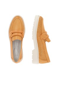 Scarpe in pelle arancione con design perforato, suola bianca e dettaglio a doppia fascia sul dorso del piede. Stile leggero e casual.