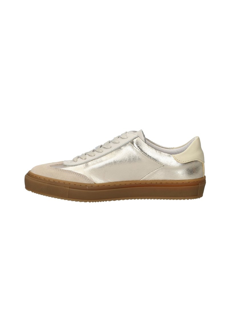 Zilverkleurige metallic leren sneaker met een beige suede neus, een witte leren hiel en een rubberen gumzool. Vetersluiting met een ronde neusvorm.