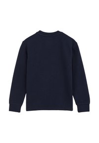 Tamsiai mėlynas džemperis, grublėtas paviršius, apvalia iškirpte, ilgomis rankovėmis, tiesiu apdailu, be matomų logotipų ar grafikų, vientisos spalvos dizainas.