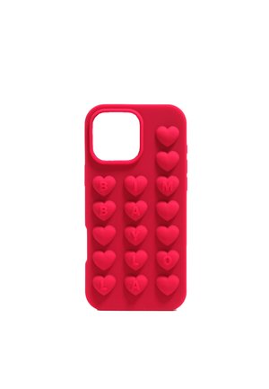 Funda de teléfono de silicona roja con formas de corazones levantados y letras que deletrean "BAYLA". Presenta un corte cuadrado para la cámara. Textura suave.