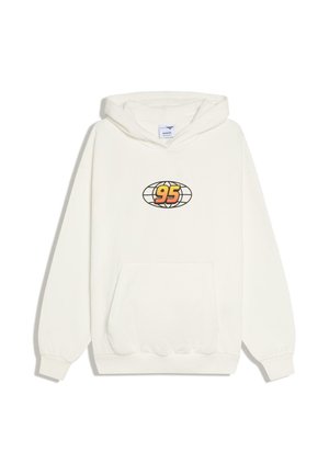 Hanorac alb cu glugă și buzunar frontal tip marsupiș, având în centrul designului numărul "95" în portocaliu și galben, încadrat într-un oval negru cu model de plasă.