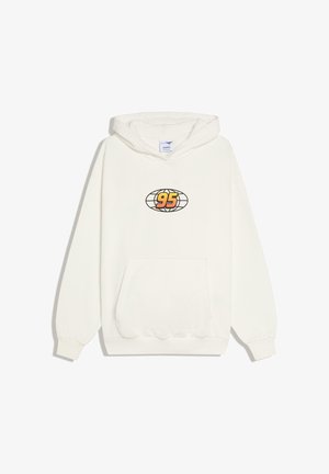 Sweat-shirt blanc à capuche avec poche avant, arborant un design central du numéro "95" en orange et jaune à l'intérieur d'une grille ovale noire.