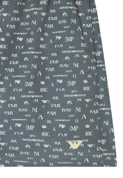 Σκούρο ύφασμα με μοτίβο που αποτελείται από διασκορπισμένο λευκό κείμενο Emporio Armani και επαναλαμβανόμενο λογότυπο αετού σε όλη την επιφάνεια.