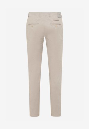 Pantaloni beige su misura con passanti per cintura e due tasche posteriori con bottone, mostrati da dietro su sfondo bianco.