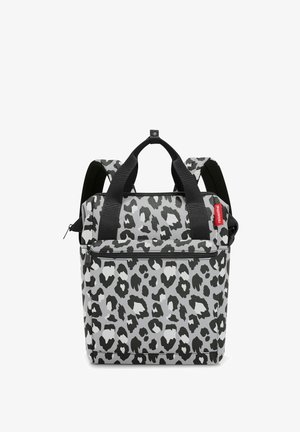 Graue Leopardenmuster-Handtasche mit strukturiertem Design, schwarzen Akzenten, doppelten Obergriffen und verstellbaren Riemen; verfügt über ein Reißverschlussfach.