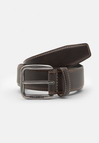 Temno rjav usnjen pas, zvit, s srebrno pravokotno zaponko z vgraviranim napisom "PULL&BEAR", vidni šivi ob robovih.