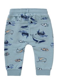Hellblaue Jogginghosen aus weichem Material mit einem verspielten maritimen Muster, das Wale, Fische und Boote in marine- und orangefarbenen Akzenten zeigt.