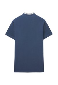 Maglietta in cotone blu navy con maniche corte, colletto a costine con dettagli bianchi e design a taglio diritto. Nessun logo o motivo visibile.